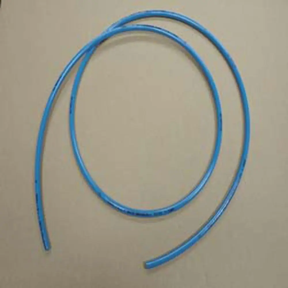 Blauer flexibler Schlauch, aufgelegt in zwei Schwüngen auf einer neutralen Fläche. Das Produkt ist von der Marke Remeha.
